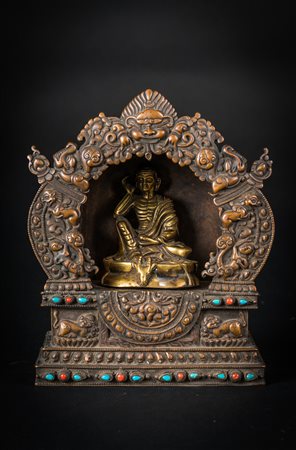 Arte Himalayana Gau contenente Milarepa Nepal, fine XIX secolo . . Cm 20,50 x...