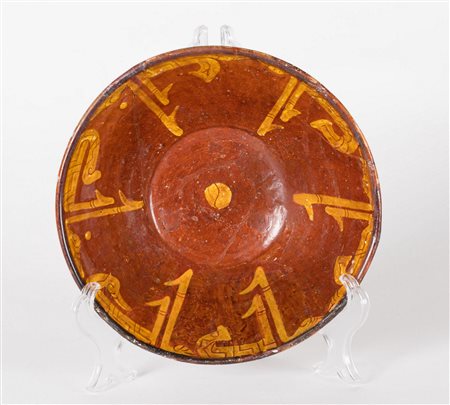 Arte Islamica Rara ciotola in terracotta ingobbiata di rosso con decorazione...
