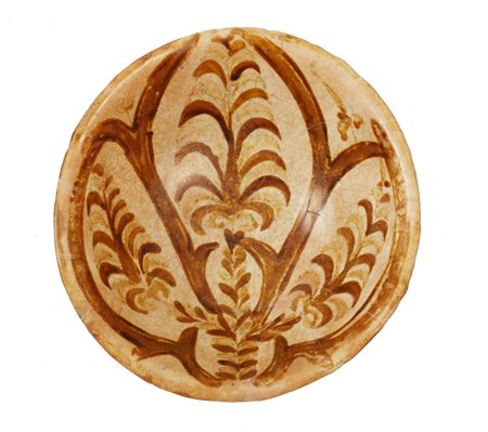 Arte Islamica Ciotola in ceramica decorata a lustro con elementi vegetali...