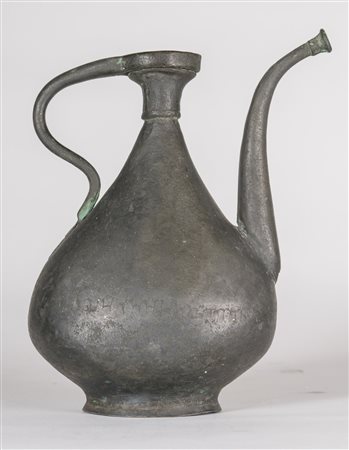 Arte Islamica Versatoio persiano in bronzo . . Cm 28,00. poggiante su base...