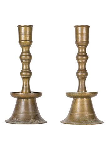 Arte Islamica Coppia di candelieri in ottone Turchia ottomana, XVIII secolo ....