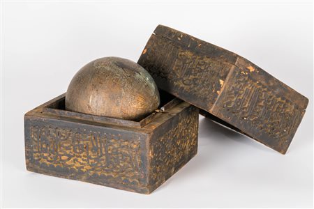 Arte Islamica Globo celeste in ottone entro cofanetto calligrafico in legno...