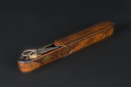 Arte Islamica Qalamdan in carta pressata completo di strumenti da calligrafo...