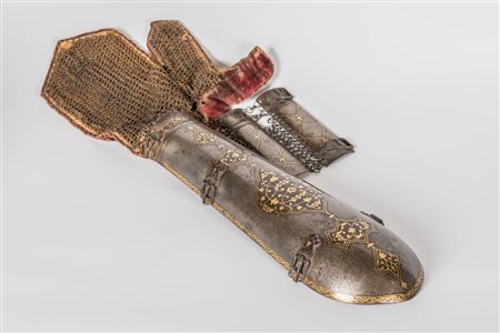 Arte Islamica Armatura da braccio (Bazu-Band) in acciaio damaschinato in oro...