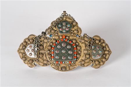 Arte Islamica Fibbia in argento dorato montata con placche in giada...