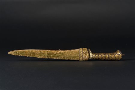 Arte Indiana Pugnale con impugnatura damaschinata in oro a motivo floreale...