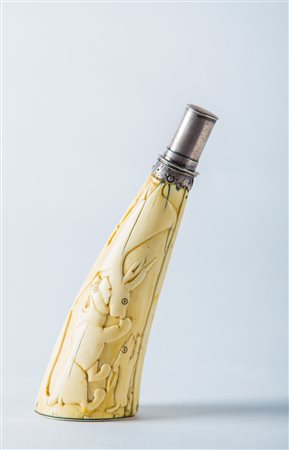 Arte Indiana Fiasca da polvere da sparo in avorio con montaggio in argento...