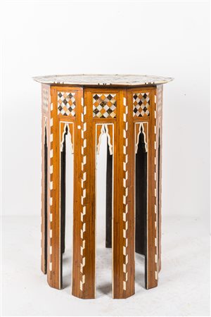 Arte Islamica Tavolo intarsiato in madreperla Impero Ottomano, XIX secolo . ....