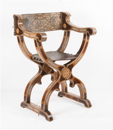 Arte Islamica Poltrona Ispano-moresca in legno intarsiato Spagna, XIX secolo...
