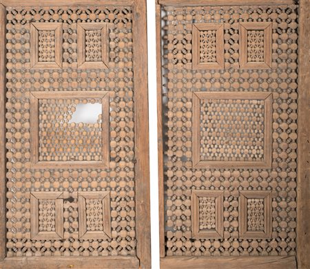 Arte Islamica Tre pannelli in legno traforato Vicino Oriente, XVI-XIX secolo...