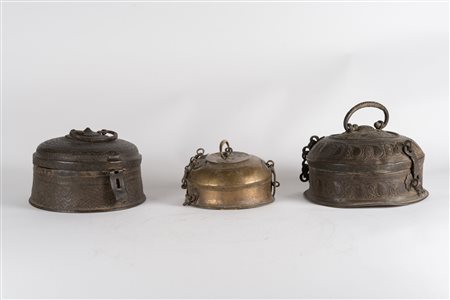 Arte Himalayana Tre scatole circolari porta turbante in metallo sbalzato...