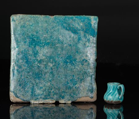 Arte Islamica Mattonella e piccola brocca in ceramica invetriata di turchese...