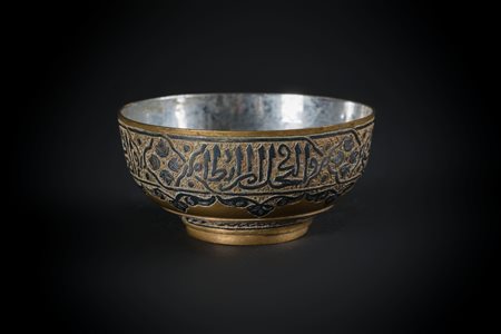 Arte Islamica Ciotola Cairoware in ottone decorata con iscrizioni e motivi...
