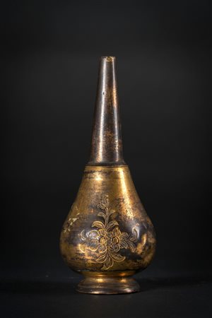 Arte Islamica Piccola bottiglia in rame dorato (tomback) cesellato con...
