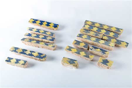 Arte Islamica Gruppo di 15 mattonelle da bordo decorate con hamsa gialli su...