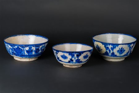 Arte Islamica Tre ciotole in ceramica dipinte con motivi vegetali blu sotto...