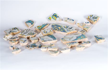 Arte Islamica Gruppo di 31 frammenti di mattonelle cuerda seca Iran safavide,...