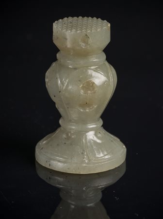 Arte Islamica Sigillo in giada inciso con fiori India, XIX secolo . . Cm 4,00...