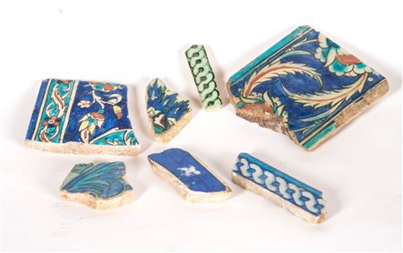 Arte Islamica Gruppo di 7 frammenti di mattonelle Iznik e Kutahya Turchia...