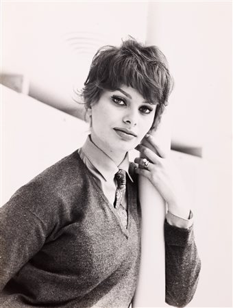 COLUZZI GUGLIELMO (n. 1927) Sophia Loren. 1950. Foto in bianco e nero. Cm...