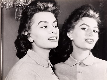 COLUZZI GUGLIELMO (n. 1927) Sophia Loren. 1963. Foto in bianco e nero. Cm...