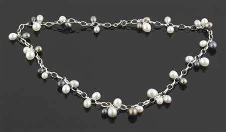 Collana in oro bianco con perle naturali a più colori. gr. 19,1.