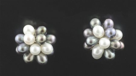Paio di orecchini in oro bianco con perle naturali a più colori. gr. 9,1.