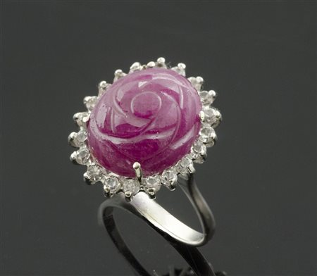 Anello in oro bianco con rubino inciso raffigurante rosa. gr. 4.4.