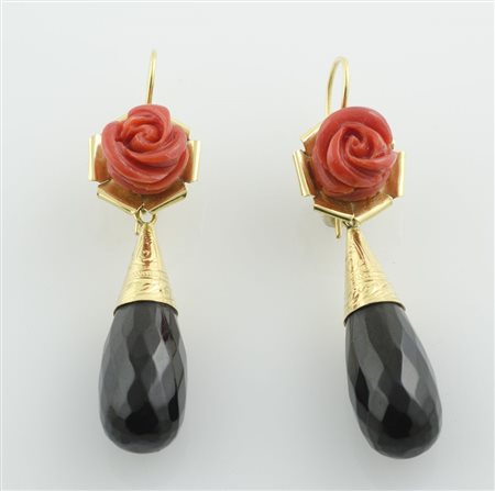 Paio di orecchini in oro giallo con rosa di corallo e goccia di onice. gr. 15,3.