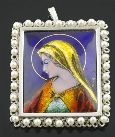 Spilla di forma rettangolare in oro bianco e perline, al centro figura di...