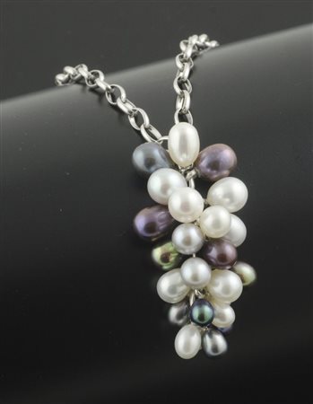 Collana in oro bianco e perline a più colori.