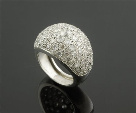 Anello in oro e pavè di brillanti. gr. 13,8.