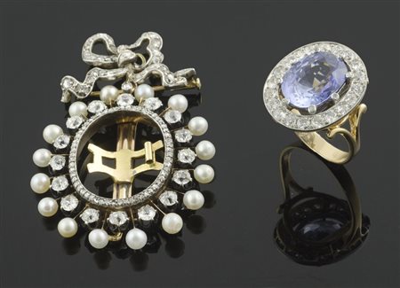 Anello in oro giallo con grande zaffiro centrale di forma ovale contornato da...