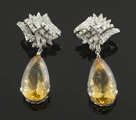 Paio di orecchini in oro giallo e brillanti con goccia di topazio. gr. 38,6.