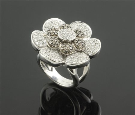 Anello in oro bianco a forma di fiore con diamanti e diamanti fancy yellow....