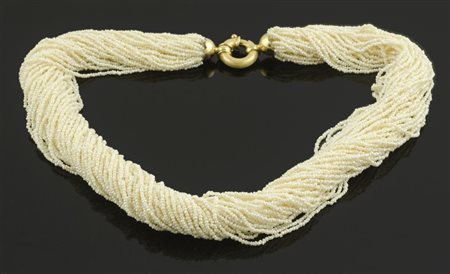 Collier composto da innumerevoli fili di microperline con chiusura ad anello...
