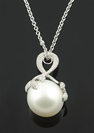 Girocollo in oro bianco con perla Australiana avvolta da una composizione...