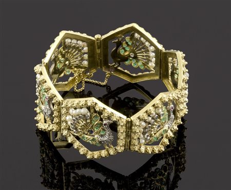Bracciale in oro giallo con figure di pavoni in oro, smeraldi, rubini,...