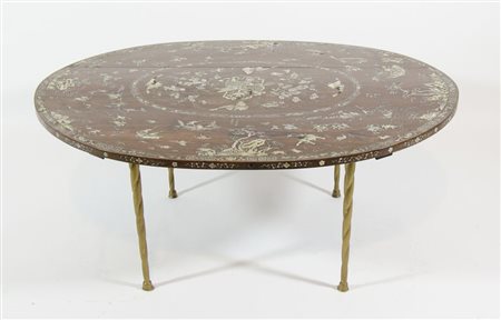Tavolo basso ovale in legno riccamente intarsiato in madreperla raffigurante...