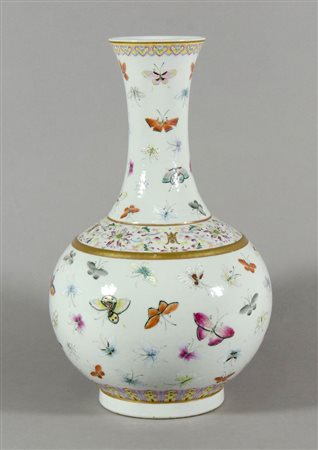 Vaso "farfalle" in porcellana policroma, corpo e collo decorati da molteplici...