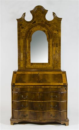 Trumeau in legno con intarsi in legni chiari, parte inferiore a 3 cassetti e...