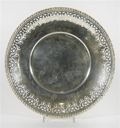 Piatto rotondo in argento con bordo finemente traforato. Punzone Janesich...