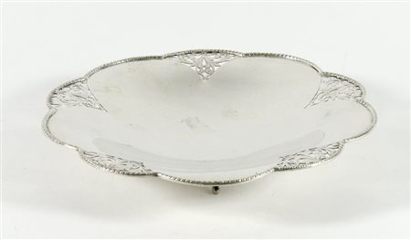 Centrotavola in argento con brodo sagomato e parzialmente traforato. Punzone...