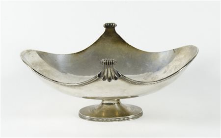 Alzata ovale in argento con bordo ondulato. cm. 24x31. gr. 765.