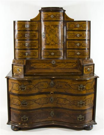 Trumau in legno a triplo corpo con fronte bombato, parte inferiore a 3...