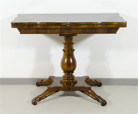 Tavolo/consolle apribile con piano sagomato, gamba centrale ripartita su 4...