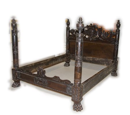 Letto in legno scuro ad una piazza e mezza con colonne scolpite agli angoli....