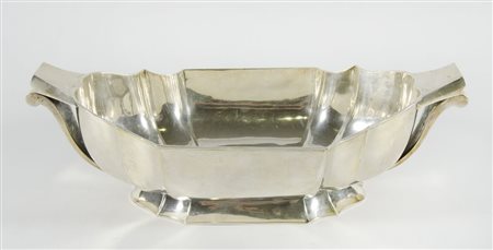 Centrotavola in argento 900 di forma ovale con manici stilizzati. cm. 21x40....
