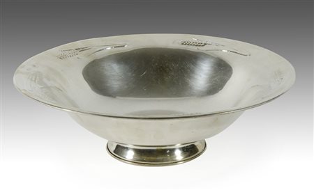 Grande alzata in argento con decori a spighe di grano. Diam. cm. 36. gr. 915.