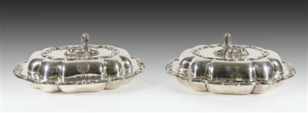 Coppia di portavivande in argento con bordi sagomati e coperchi bombati...